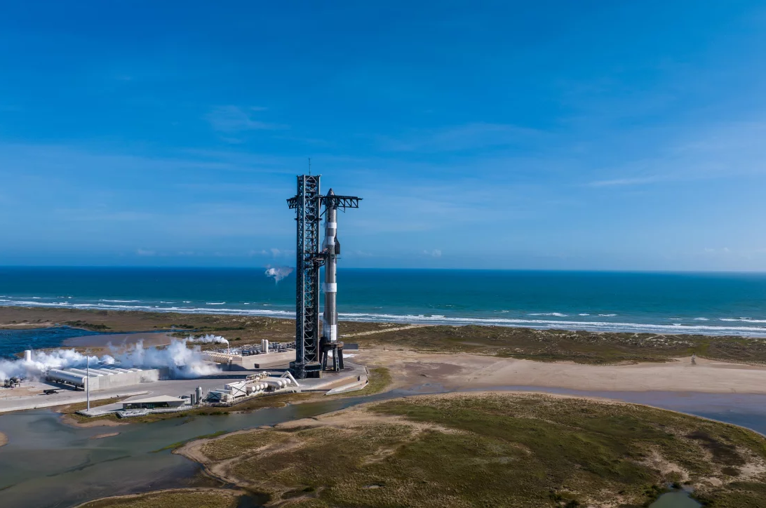 Starship на стартовой площадке в Бока-Чика перед запуском 19 ноября. Источник: SpaceX  📷
