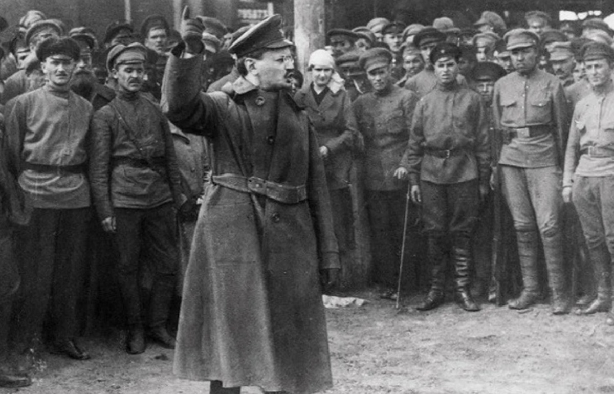 Троцкий выступает перед солдатами, 1919 год