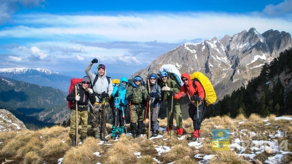     Семья волжан осилила и подъём на Гвандру, и благоустройство сквера
