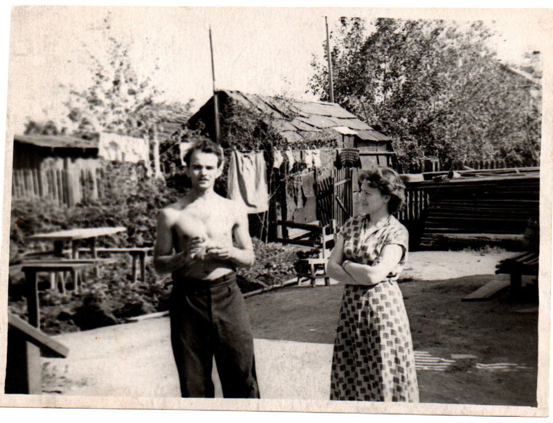 Мой дедушка Анатолий Арсентьевич Бабий с моей бабушкой Раисой Александровной Бабий (Сергеева), Петергоф, 1962