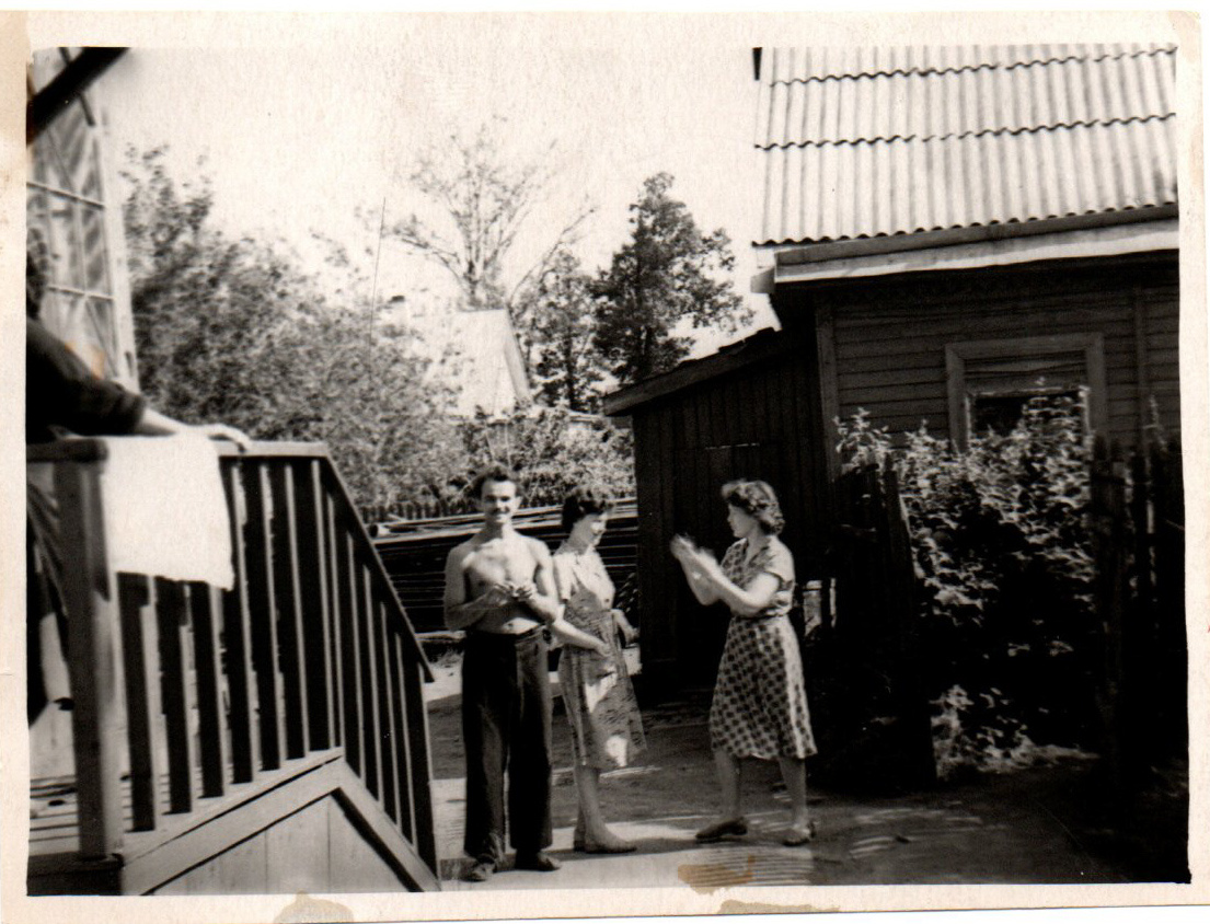 Мой дедушка Анатолий Арсентьевич Бабий, сестра моец бабушки Тамар, моя бабушка Раиса Александровна Бабий (Сергеева), Петергоф, 1962