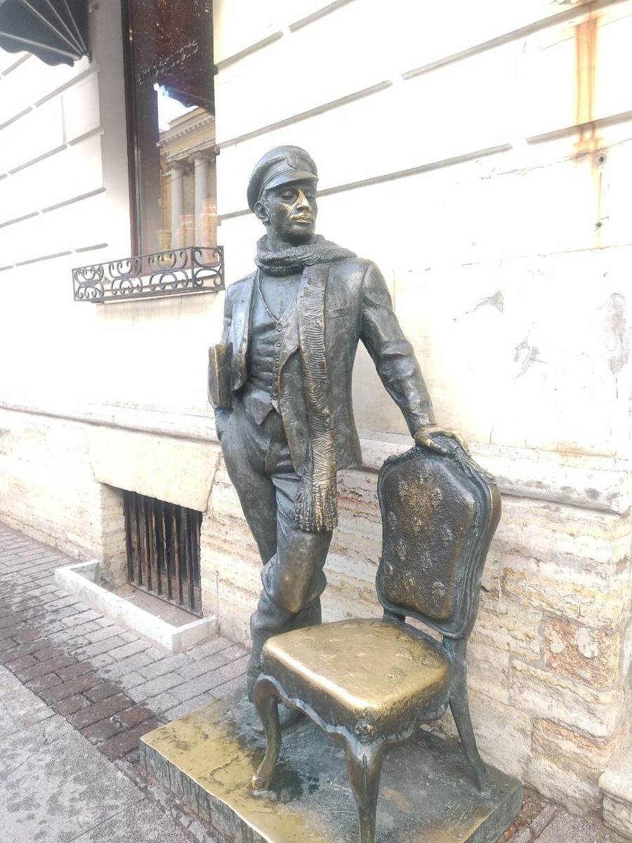 Остап Ибрагимович со стулом работы мастера Гамбса и папкой с досье на подпольного миллионера А. Корейко из романа «Золотой теленок» Фото автора