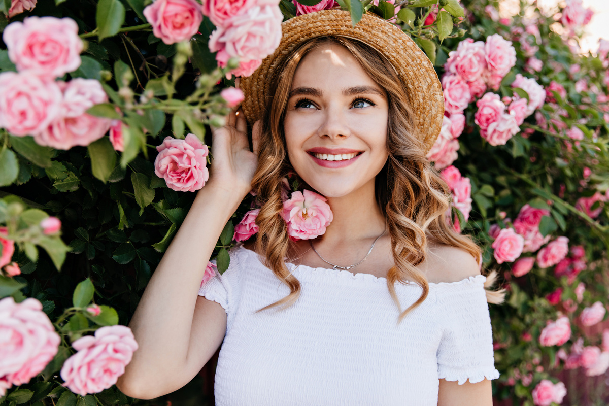 Источник изображения: <a href="https://ru.freepik.com/free-photo/winsome-blue-eyed-girl-summer-hat-posing-garden-outdoor-portrait-blithesome-curly-woman-laughing-with-roses_11578384.htm#fromView=search&page=1&position=36&uuid=fa7111f9-113a-4646-a272-11f30c10c5cf">Изображение от lookstudio на Freepik</a>