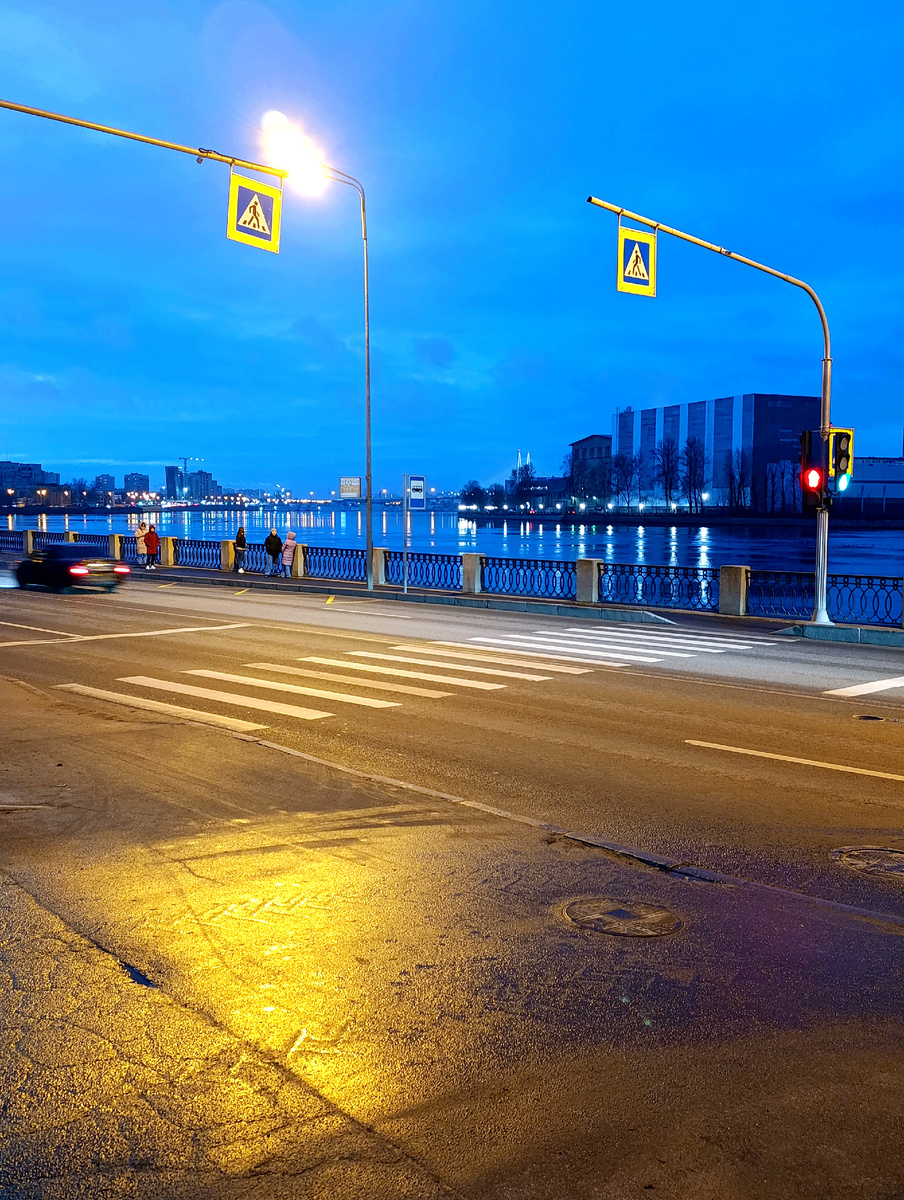 Нева у дома. 