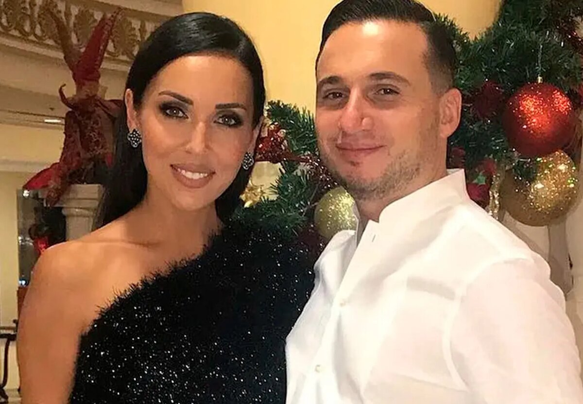 Алсу и Ян Абрамов, бывший супруг певицы, прожили вместе 18 лет и воспитывали троих детей. 