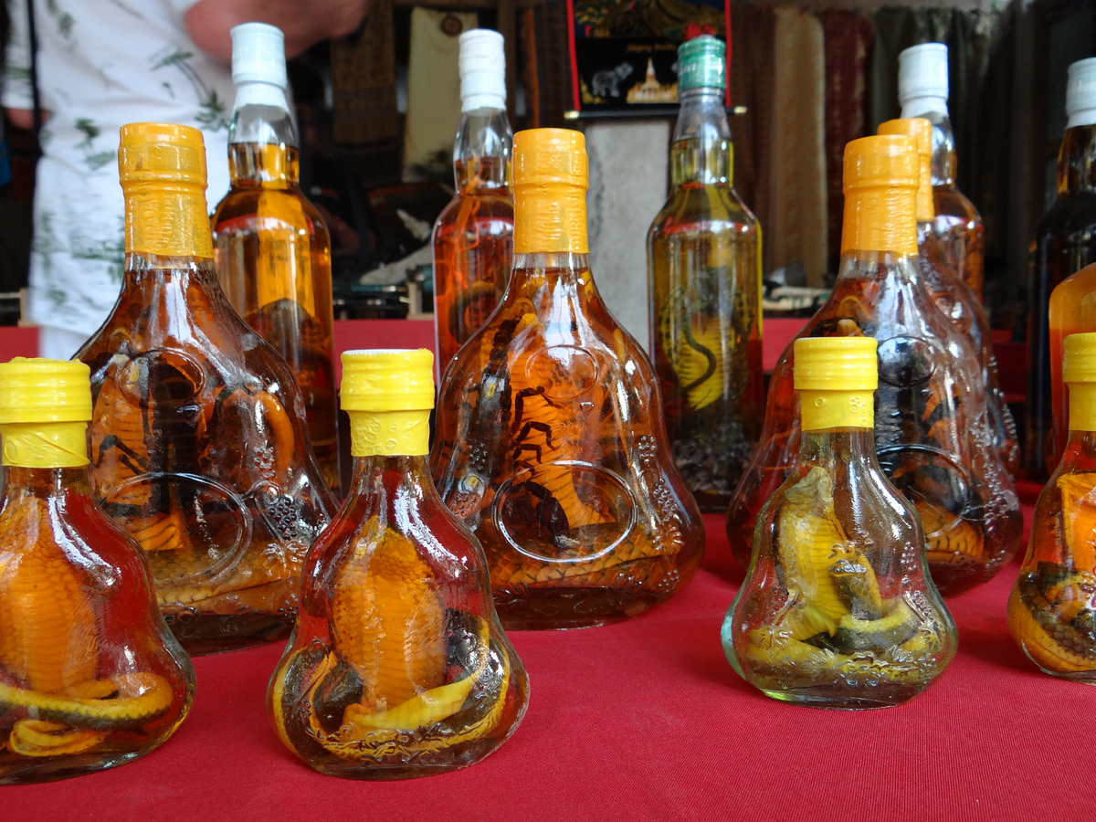 Спиртовые настойки на кобрах и скорпионах. Лаос.