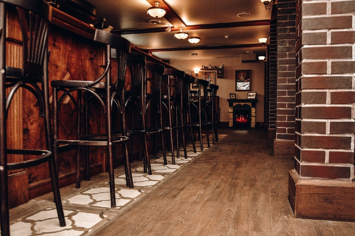 Основной зал старого здания паба "Полтора питбуля" (фото взято с официального сайта, https://vk.com/poltora_pitbulya) 