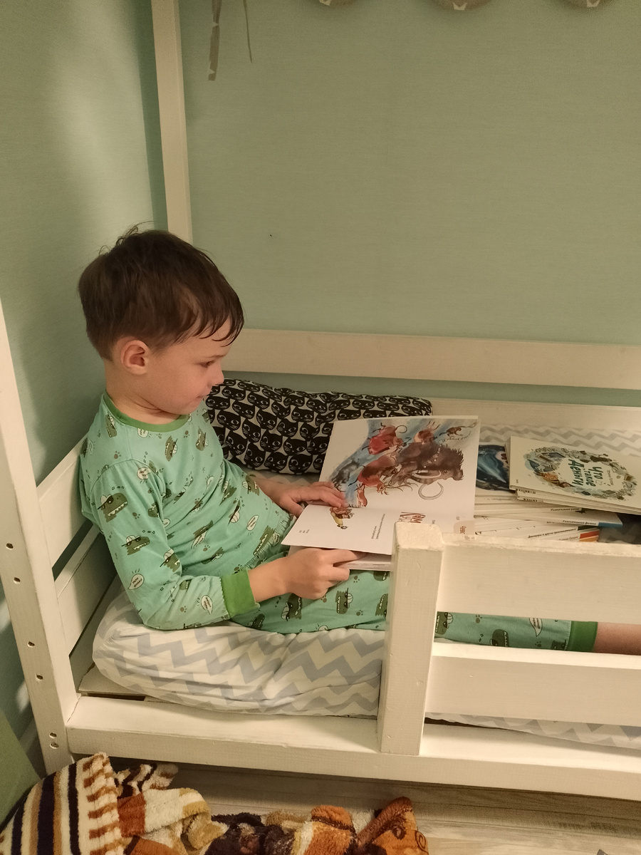 Пересматривает коллекцию Чевостика