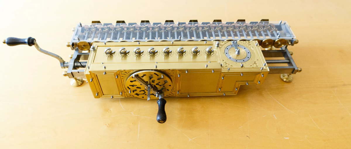 https://upload.wikimedia.org/wikipedia/commons/0/0b/Rechenmaschine_von_Leibniz_%28Nachbau%29_09.jpg