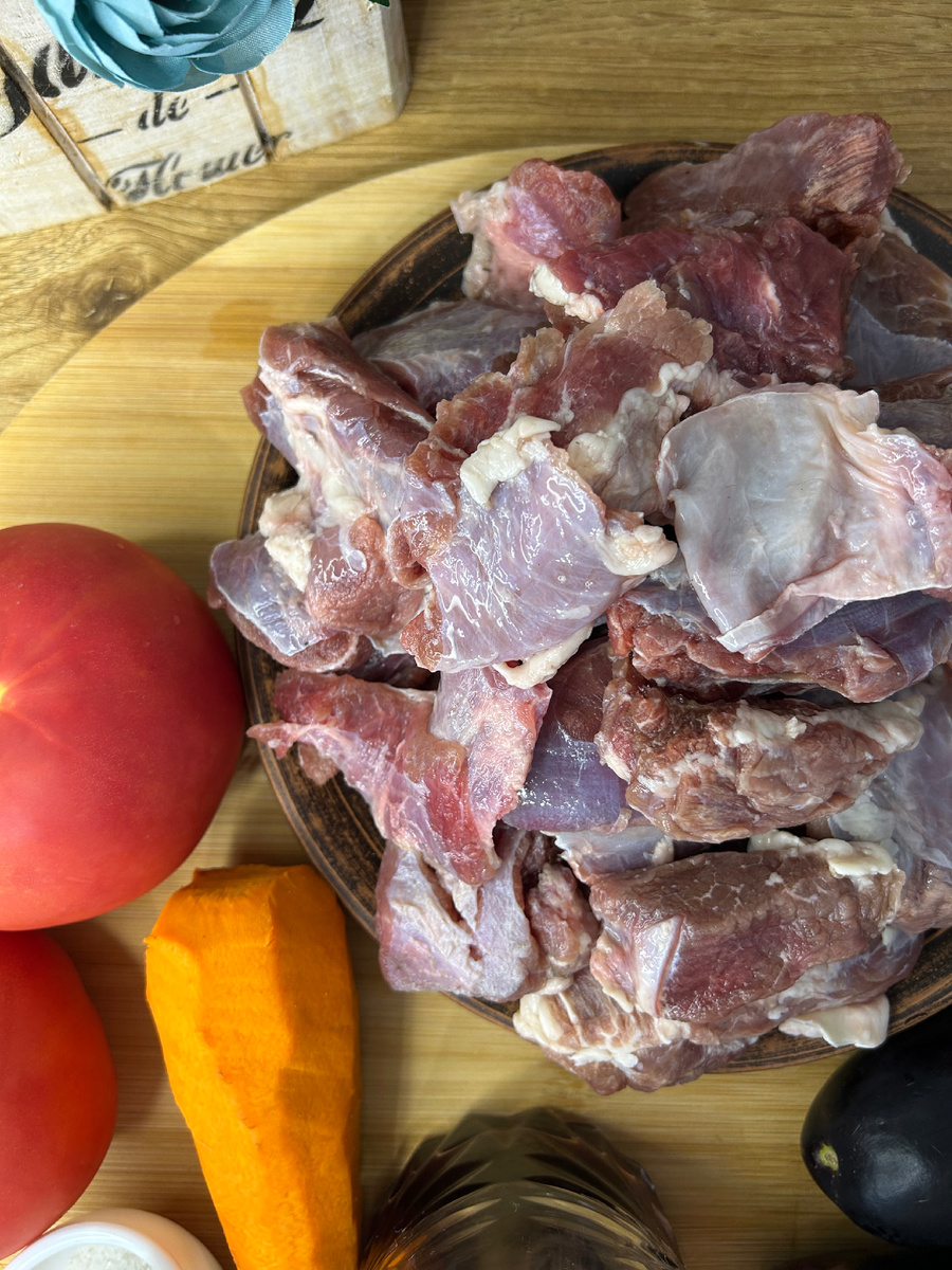 Мясо нарезаем небольшими кусочками 