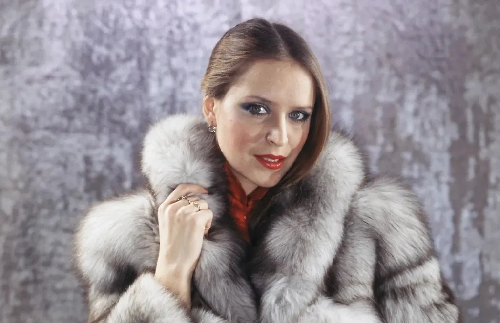 Яркие стрелки и голубые тени — вот как одевались в СССР.