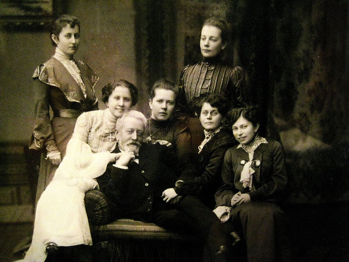 Василий Дмитриевич и его шесть дочерей. Изображение из открытых источников