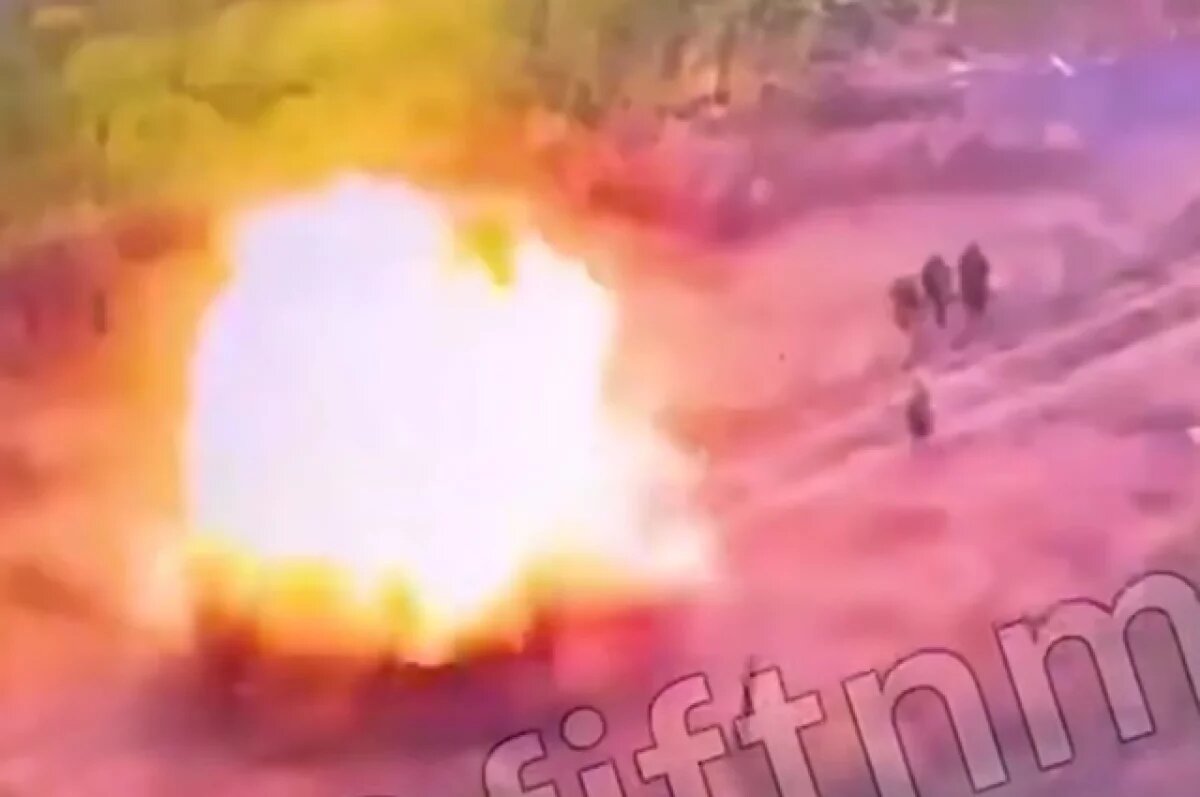    Бронеавтомобиль «Тигр», подорвавшись на мине, забрал раненых бойцов и уехал