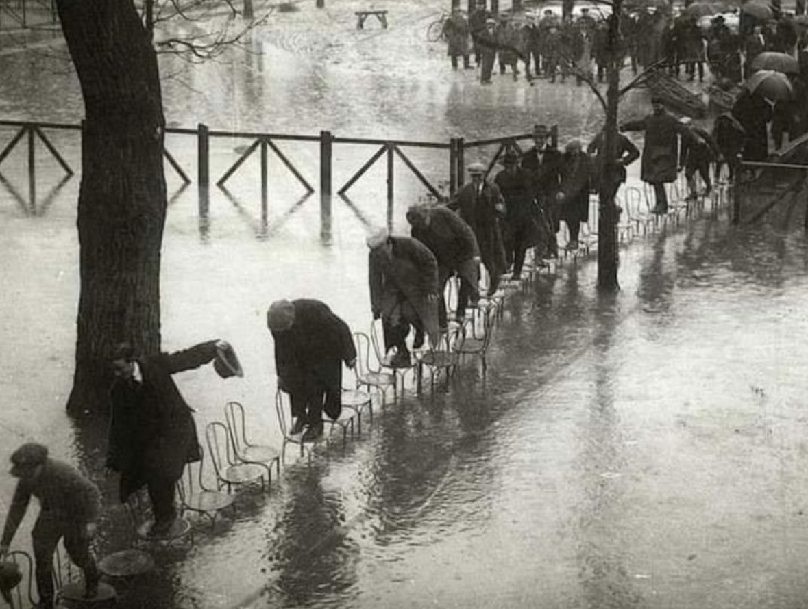 Люди передвигаются вовремя наводнения, Париж, 1924-й