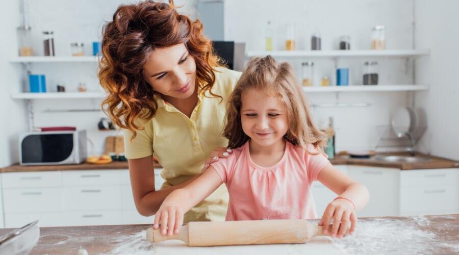    Как научить ребёнка готовить? Фото: Depositphotos