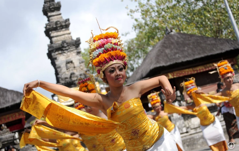 Половина красоты в национальных костюмах