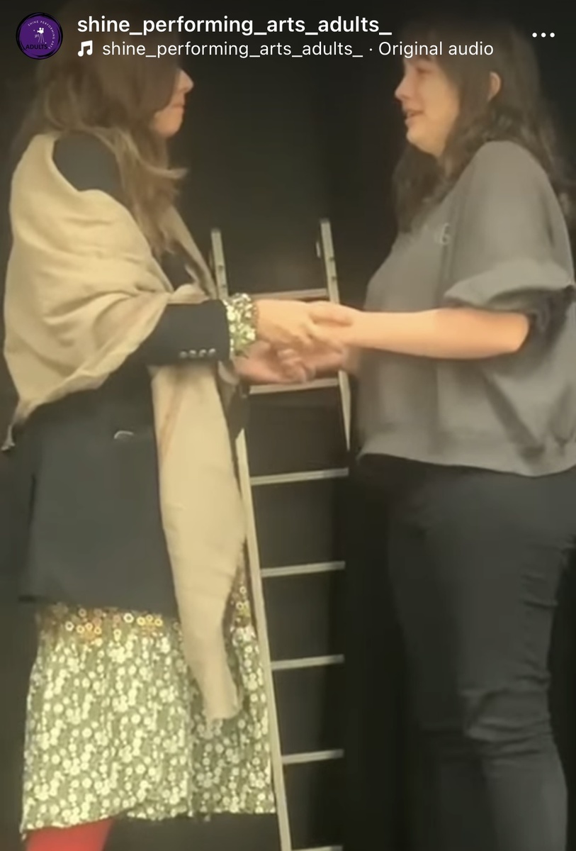 Разыгрываем сценку с моей коллегой. Импровизация. Фотография из личного архива. 