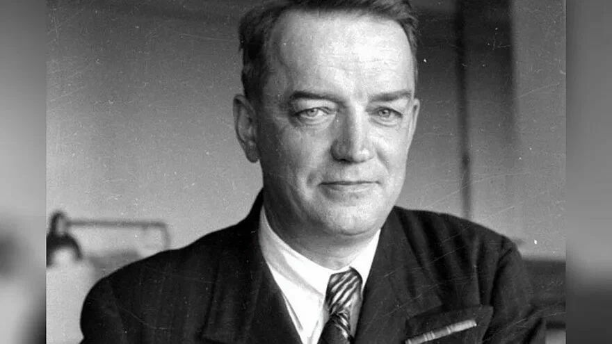 Андрей Александрович Липгарт (1903–1985) — главный конструктор Горьковского автомобильного завода (ГАЗ), сыгравший ключевую роль в советском автомобилестроении. Он был ответственен за создание ряда значимых моделей, включая легендарный ГАЗ-М20 "Победа" — первый советский автомобиль с несущим кузовом и уникальным дизайном, ставший символом послевоенного возрождения. 