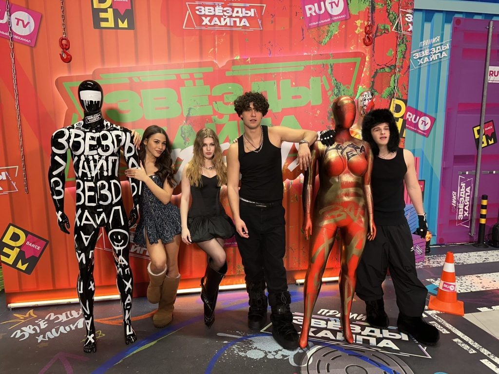    ЦУЕФА: самые популярные блогеры со своими пластиковыми манекенами редакция RTWeek