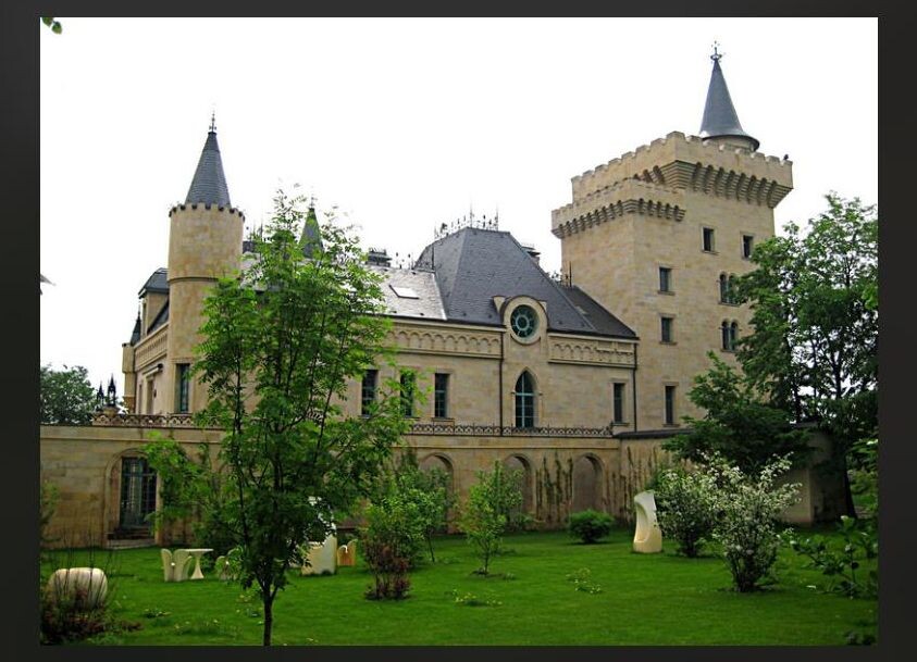    Вот он, замок в Грязи... Скриншот: сервис "Яндекс Карты", загружено пользователем "Ольга Лытаева"