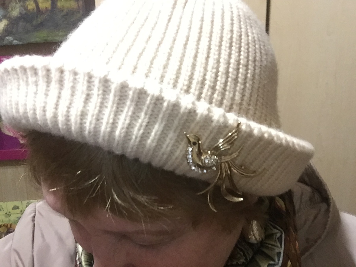 Тулья у шляпок достаточно высокая, потому сидят они на голове глубоко и плотно, то есть, при движении головою, шляпки не скользят, не слетают по волосам. 