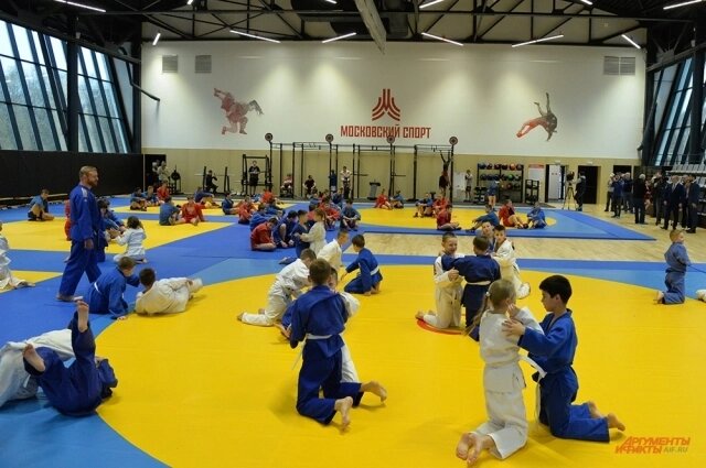    В комплексе уже вовсю идут тренировки. В спортзалах всё новое и современное. Фото:  АиФ/ Эдуард Кудрявицкий