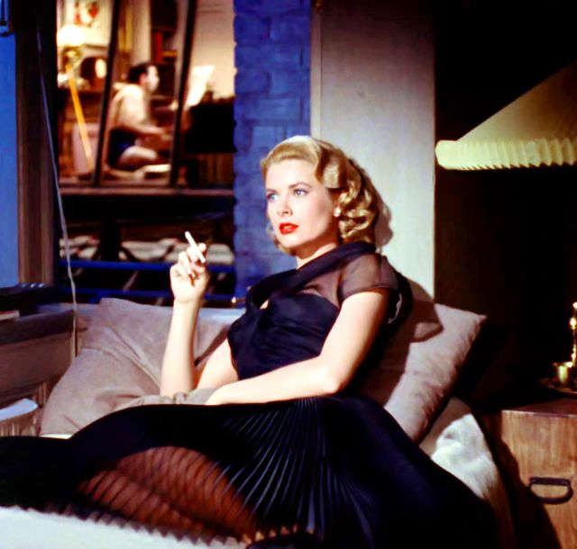Между прочим, одной из особенностей этого фильма стало то, что он единственный в котором можно увидеть Грейс Келли с сигаретой.