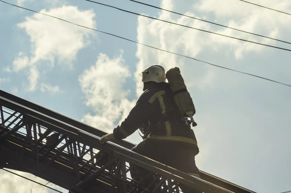    В Красноярске на ул. Профсоюзов спасали с балкона женщину с детьми