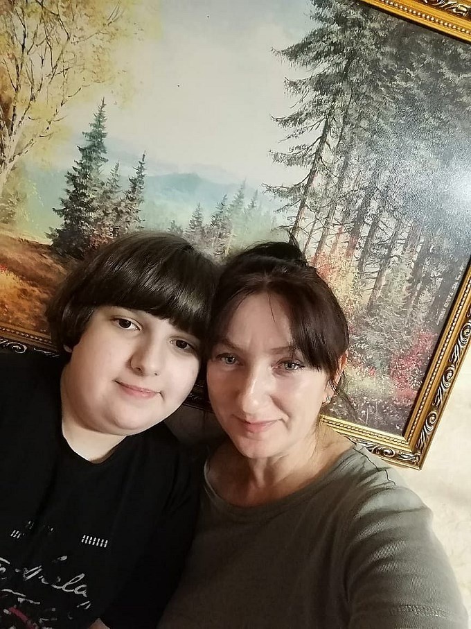 Мама и дочь на фоне картины