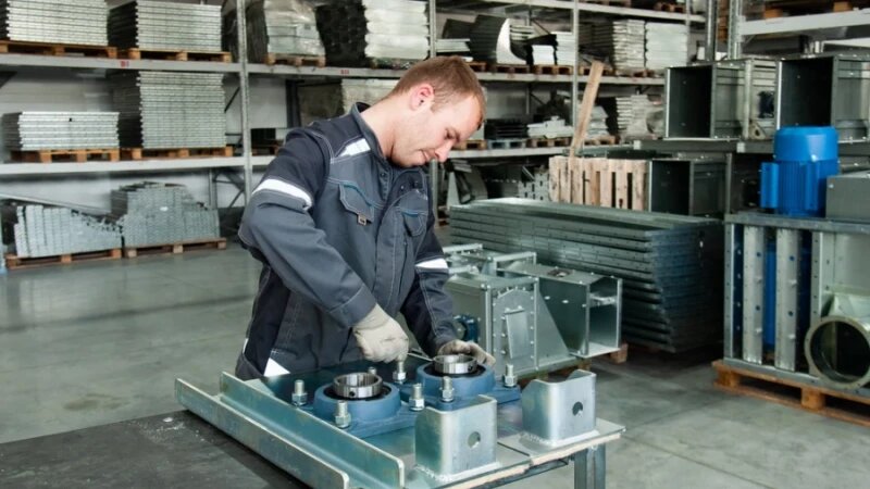     Сотрудник предприятия "Комплекс Агро" Дмитрий Лямзин