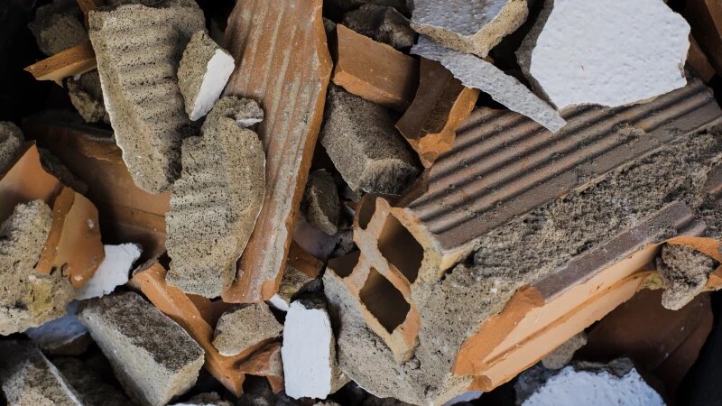     Разбитый кирпич. freepik