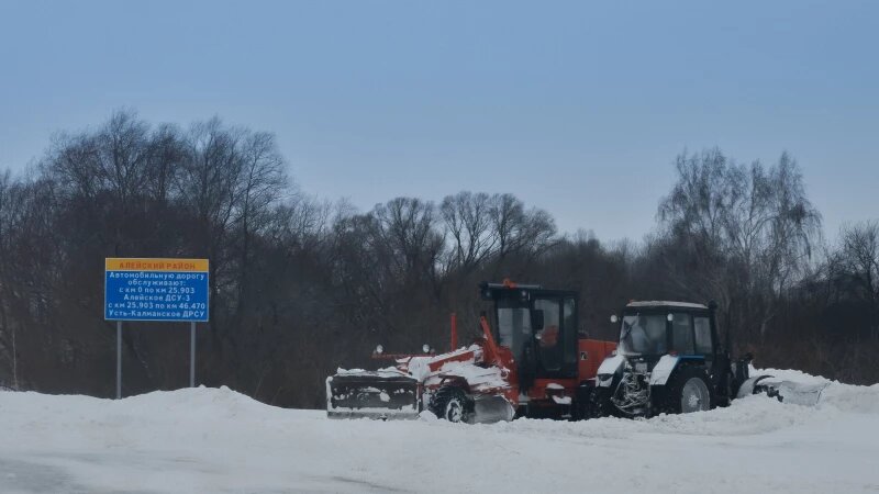     Уборка снега на дорогах Алтая. altapress.ru