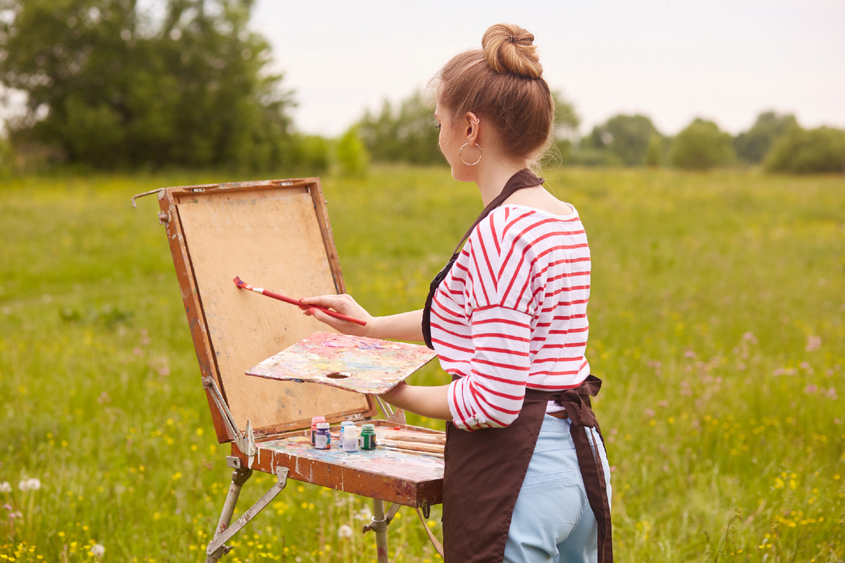 https://www.freepik.com/free-photo/back-view-young-woman-artist-standing-front-sketchbook-with-brush-palette-colours_8537922.htm#fromView=search&page=1&position=4&uuid=6003a36f-e921-4155-a0ac-52f7247faa31&new_detail=true