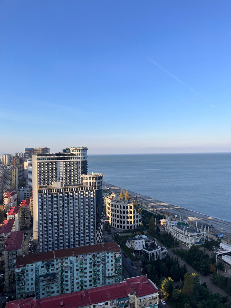 Вид на Набережную Батуми с 33 этажа Orby city 