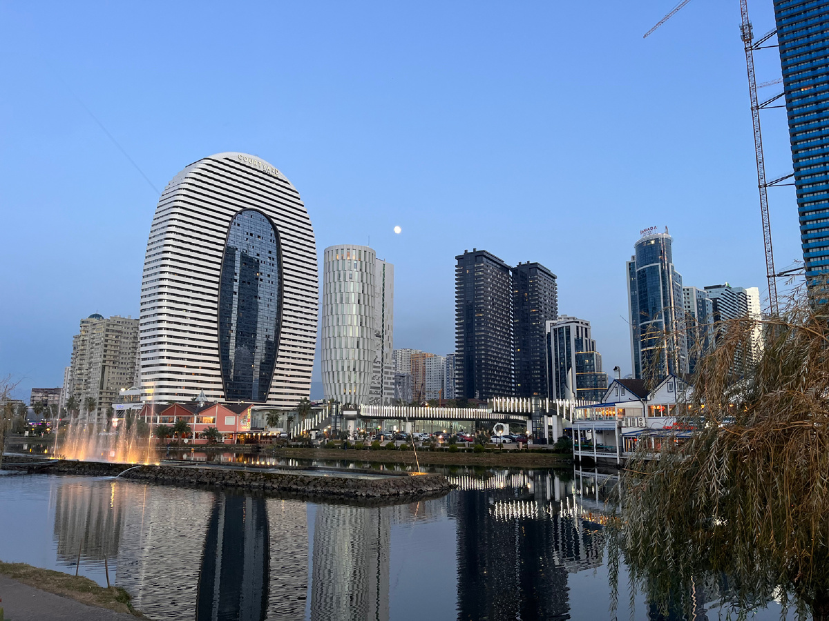 Естественное озеро в Батуми на набережной