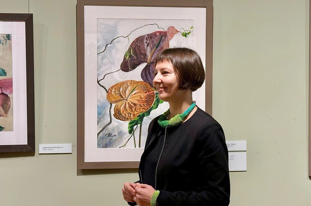    Художник Дарья Кириченко ведёт диалог с безмолвными цветами. Фото: Правительство Нижегородской области