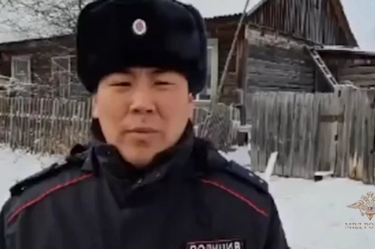    Колокольцев наградил спасшего пару из горящего дома в Якутске полицейского