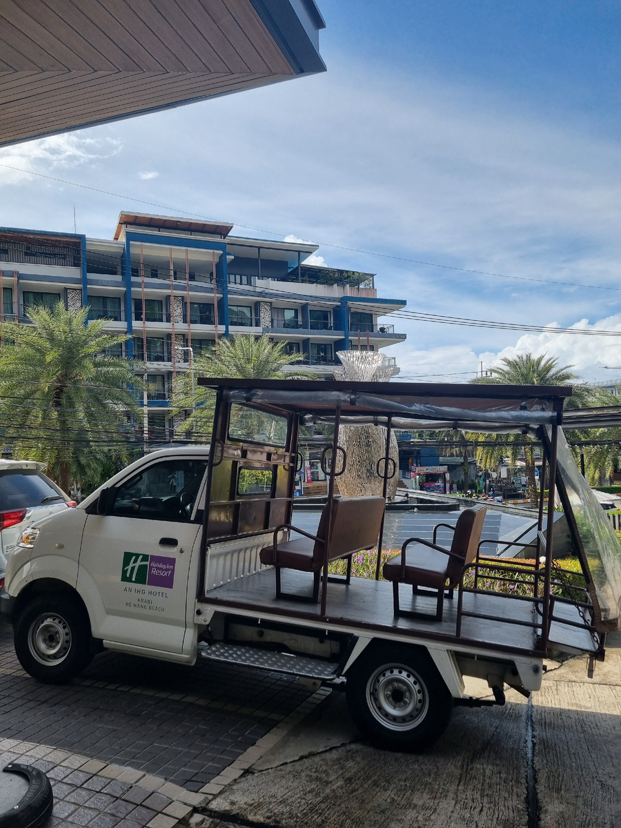 На таком шаттле вас подвезут к зданию с номерами