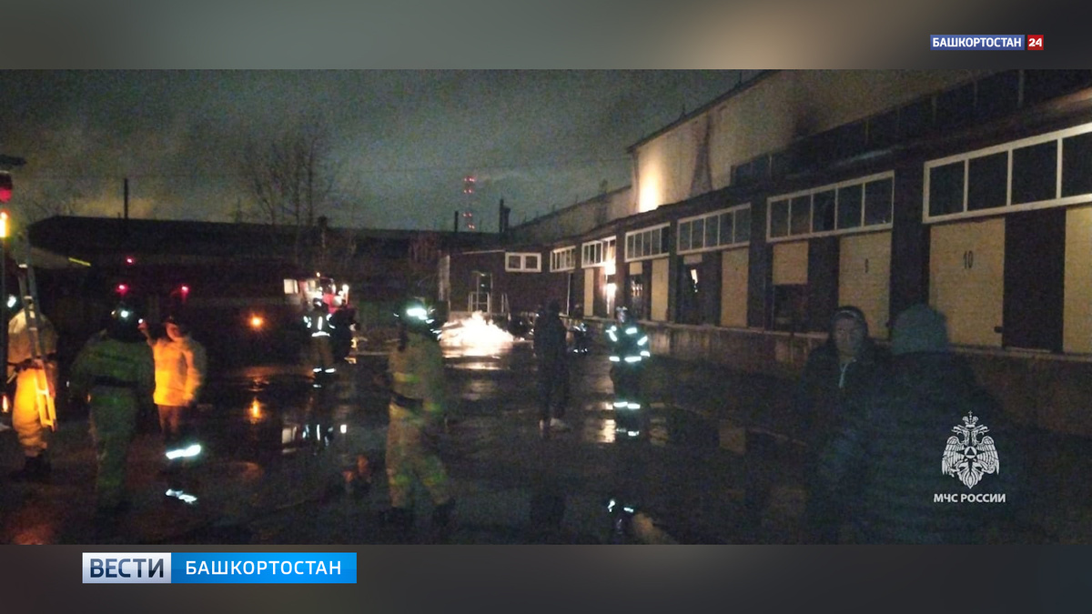    Ночью в Уфе загорелся склад на улице Путейской