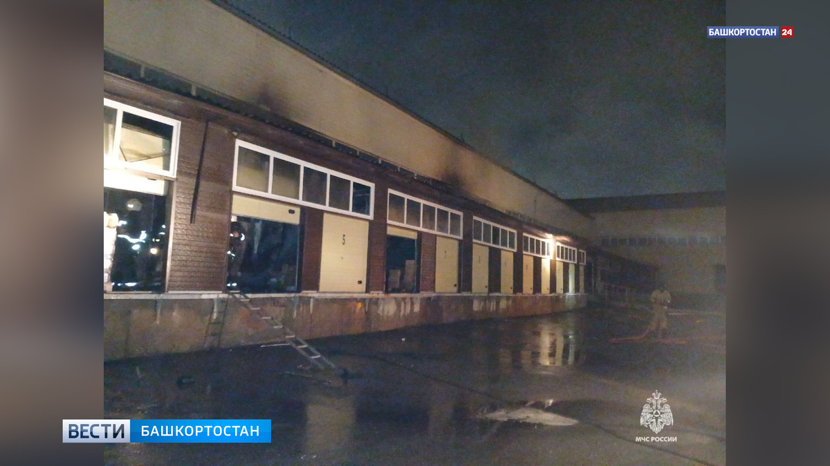    Ночью в Уфе загорелся склад на улице Путейской