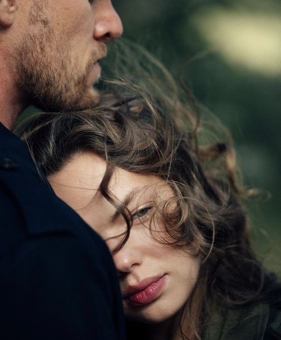 В любом случае в жизни каждого приходит время, возможность , невероятное счастье, когда начинаешь искать себе в партнеры человека, с которым будешь слушать… дождь, смотреть на огонь , любоваться морем…