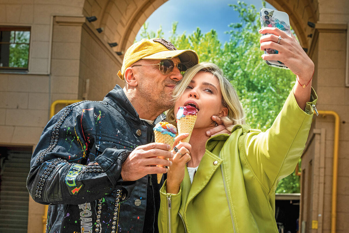    «Я ненавижу на экране неоправданную пошлость, поэтому хотел избегать сальности и неталантливости в своей игре и что-то с высоты опыта робко подсказывал Даше. Она прислушивалась, и, мне кажется, нам это помогло» С Дарьей Петриченко в фильме «Зять». 2024 г. Пресс-служба кинокомпании «Централ Партнершип»