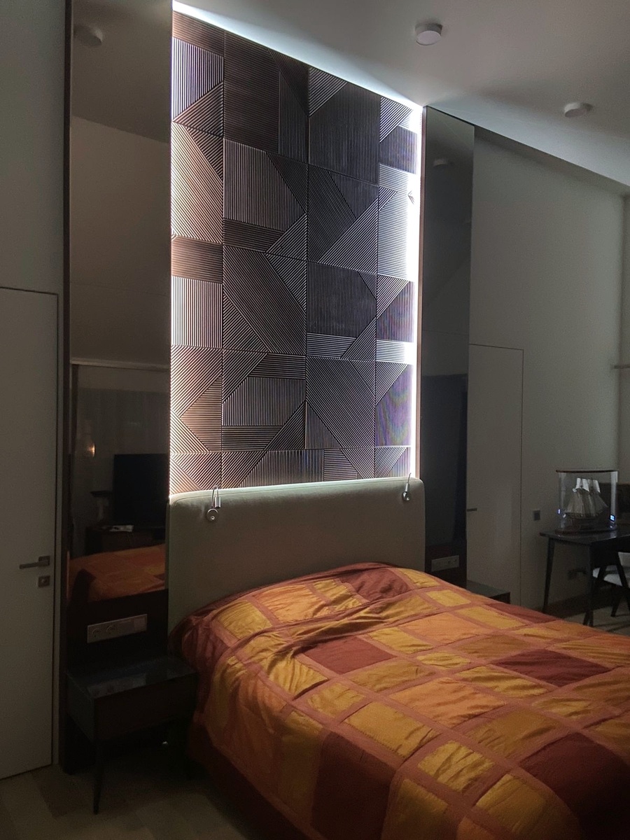 РИФЛЁНЫЕ СТЕНОВЫЕ ПАНЕЛИ из натурального Дуба — это стильное и элегантное решение для оформления интерьера в зоне кровати.

Они придают пространству текстуру и глубину, создавая уютную атмосферу.

Подсветка в нише добавляет эффектный акцент, подчеркивая рифлёную поверхность и создавая мягкий, расслабляющий свет.

▪️️Размер одной панели 600х600мм.
▪️Материал Дуб
▪️Цвет #Тиккурила 5076

✅Выбрать цвет и посмотреть образцы изделий  можно у нас в Шоу-Руме по адресу: 

г. Москва, ул. Бутырская д. 5
тел. 8 499 346 66 29+ WhatsApp