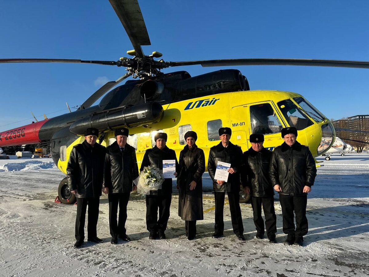 Слева направо: заместитель командира летного отряда № 4 Алексей Бондарев, командир летного отряда № 4 Валерий Васильев, командир воздушного судна Ми-8 Александр Володев, бортпроводник, Сабина Ханкишиева, командир-инструктор воздушного судна Ми-8, Сергей Крыгин, второй пилот воздушного судна Ми-8 Владимир Драчков, бортмеханик воздушного судна Ми-8 Виктор Курбатов
