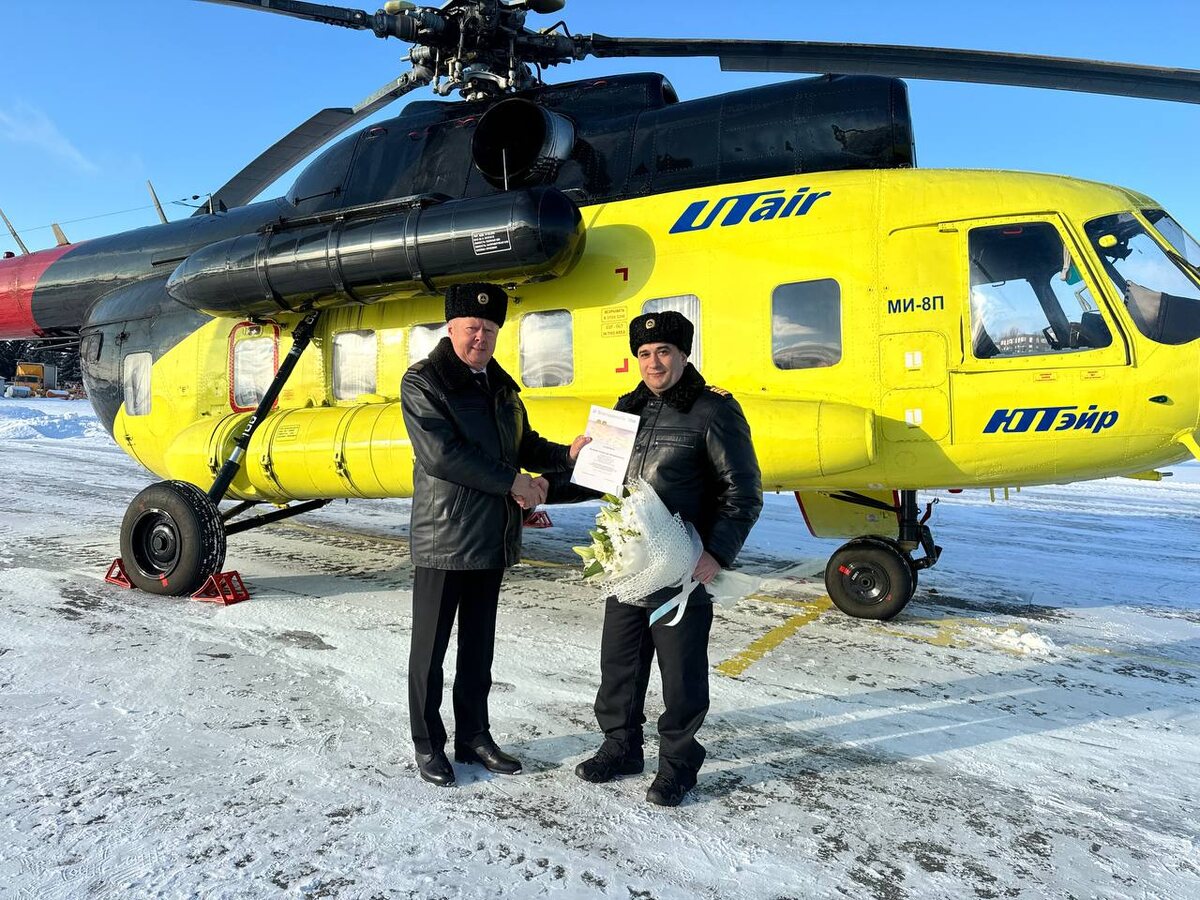 Командир-инструктор Валерий Васильев поздравляет Александра Володева