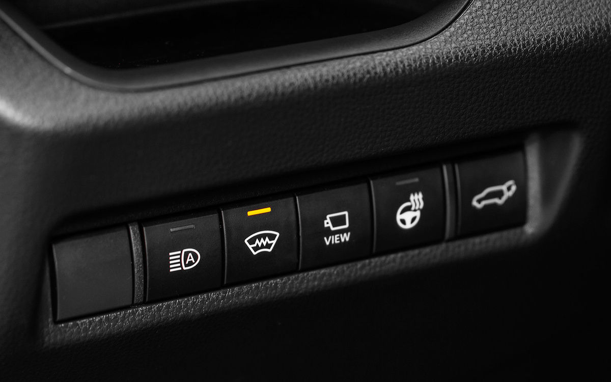 Roman Vyshnikov / Shutterstock / FOTODOM📷Чаще всего обогрев лобового стекла включается кнопкой на центральной панели управления