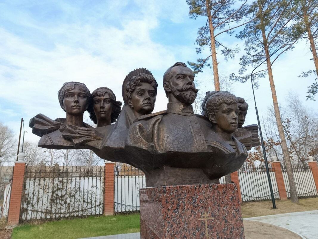    Любопытно, что в ноябре в Хабаровске открыли другой памятник - расстрелянной чекистами в 1918 году царской семье Романовых. Такой вот «плюрализм» - памятники ныне ставят не только жертвам...