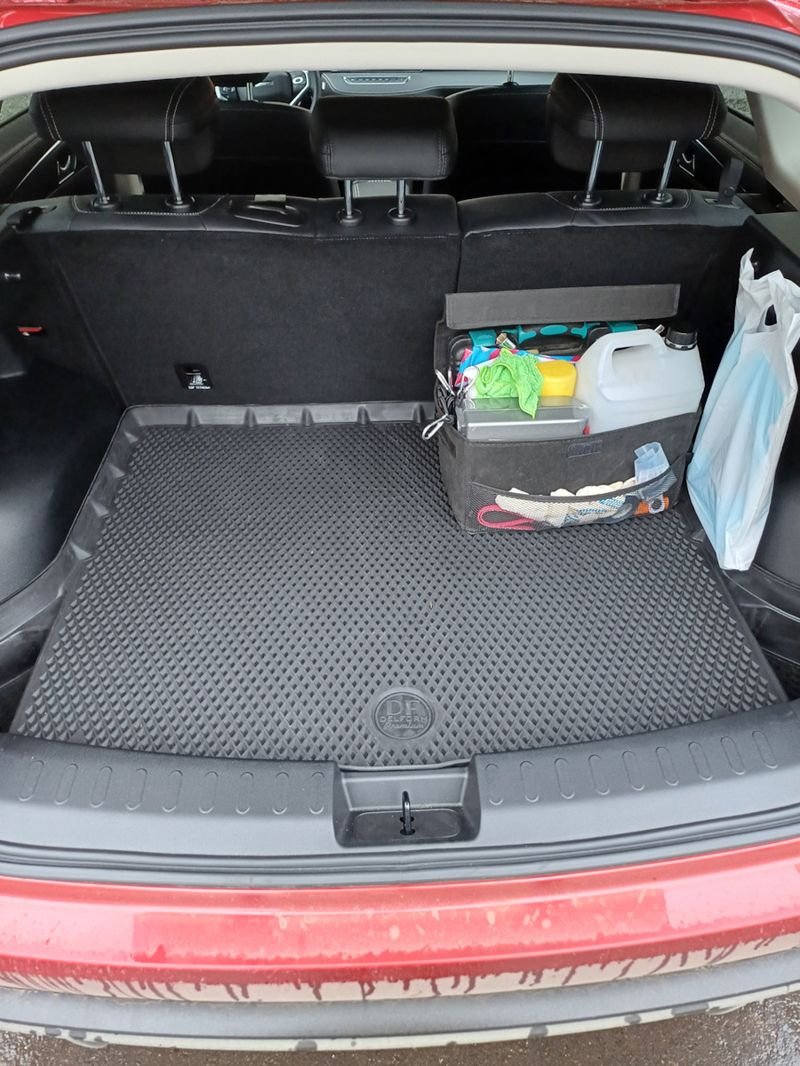 Коврик отличный, с карманами, но не хватает загиба на спинки сидений.