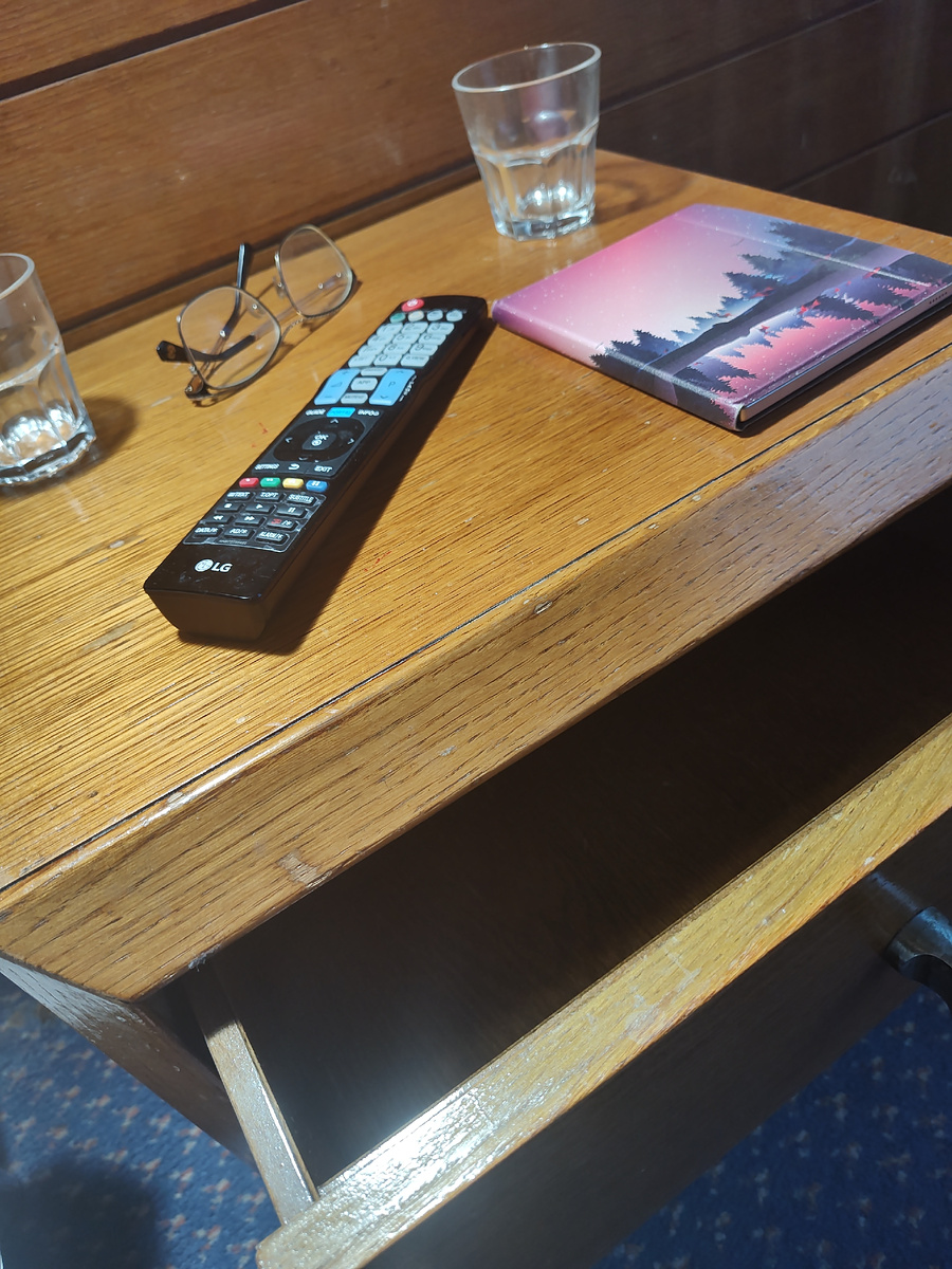 Зато деревянная, а не из ДСП. И заново покрытая лаком) Наверное ещё с времён московской олимпиады ((.Фото автора