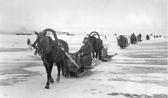 Первый конно-санный обоз через Ледовую Дорогу Жизни. Фото из открытых источников сети Интернет